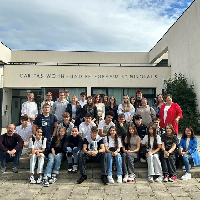 Um die Schülerinnen und Schüler der Fachschule für wirtschaftliche Berufe optimal auf den Umgang mit älteren Menschen vorzubereiten, bietet das Pannoneum den Lehrgang "Demenz" an. | Foto: Pannoneum/Edith Bors