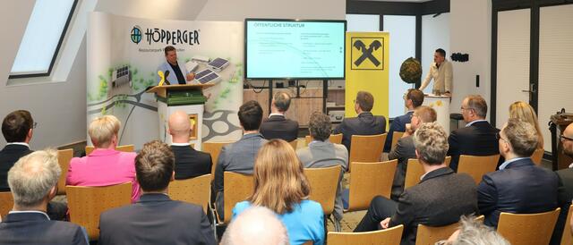 Spannend und informativ waren die Ausführungen von Harald (vorne links) und Thomas Höpperger (vorne rechts) beim Firmenkundenbetreuertag der Tiroler Raiffeisenbanken. | Foto: Höpperger Umweltschutz