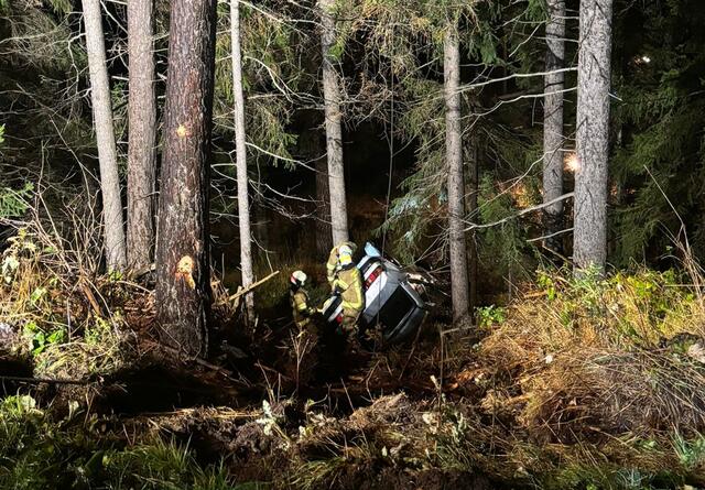 Am Mittwochabend ereignete sich auf der Martinsbruckerstraße in Richtung Nauders ein schwerer Verkehrsunfall. Ein 82-Jähriger kam mit seinem PKW auf regennasser Fahrbahn ins Schleudern. | Foto: ZOOM.TIROL