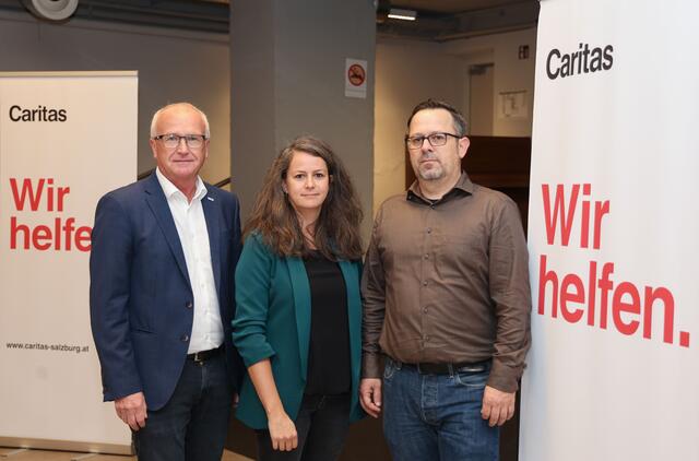 Johannes Dines, Direktor der Caritas Salzburg, Stefanie Brucker (Leiterin Sozialberatung) und Torsten Bichler, (Leiter Soziale Arbeit der Caritas) machen auf das Thema Frauenarmut aufmerksam. | Foto: Caritas Salzburg