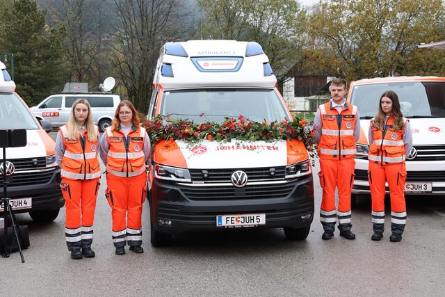 Die Feierlichkeiten begannen mit der Segnung des neuen Rettungswagens. Vier Jungkollegen übernahmen die Patenschaft für das Fahrzeug. | Foto: Johanniter Kärnten