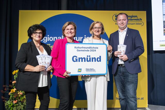 Petra Rossmanith, Bürgermeisterin Helga Rosenmayer, Landeshauptfrau Johanna Mikl-Leitner und Harald Winkler (v. l.).
  | Foto: Daniela Matejschek