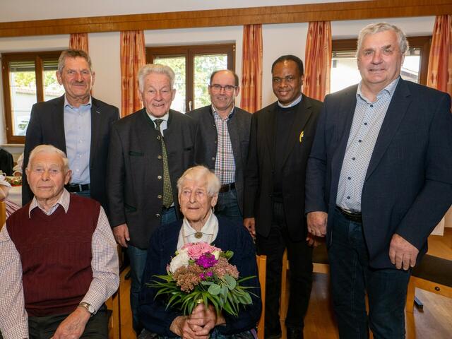 Sitzend: Der 96-jährige Bruder der Jubilarin Josef Wiesinger und die Jubilarin Maria Graml.
Stehend: Seniorenbund Obmann von Niederkappel Rudolf Kehrer, Landesobmann Josef Pühringer, Bürgermeister Josef Wögerbauer, Pfarrer Felix Agbara und Bezirksobmann Leopold Wipplinger. | Foto: OÖ Seniorenbund