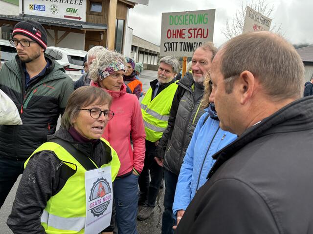 LHStv. Josef Geisler diskutierte unmittelbar vor dem Gemeindetag in Ehrwald mit Gegnern des Fernpass-Pakets, hier mit Margit Dablander, Grüne. | Foto: Reichel