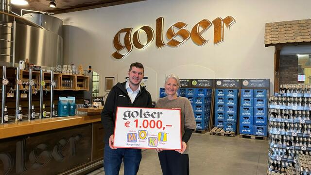 Der Geschäftsführer der Privatbrauerei Gols, Markus Sautner, überreichte die Spende an Doris Zoder-Spalek von der Mobilen Kinderkrankenpflege Burgenland. | Foto: Privatbrauerei Gols