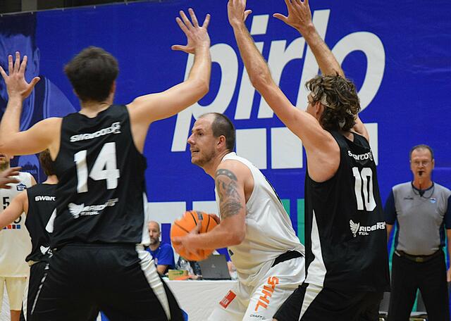 Pirlo Kufstein Towers (weiß) - Swarco Raiders (schwarz); Endstand: 61:65  | Foto: Schwaighofer