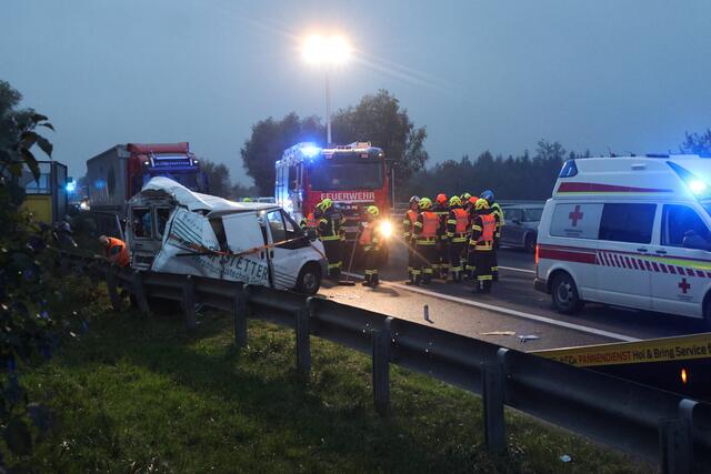 Ein LKW krachte auf der A8 Innkreisautobahn im Gemeindegebiet von Weibern gegen einen Kleintransporter, der eine Panne hatte. | Foto: laumat/Matthias Lauber