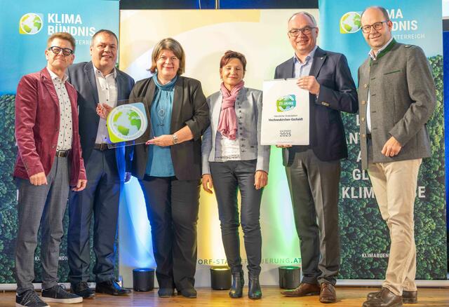 Gerfried Koch (Vorstandsmitglied Klimabündnis NÖ), Vizebürgermeister Andreas Kager, Petra Schön (Geschäftsführerin Klimabündnis NÖ), Elisabeth Kager, LH-Stellvertreter Stephan Pernkopf und Bürgermeister Thomas Heissenberger. | Foto: Erich Marschik