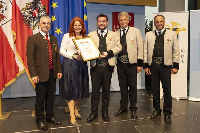 Der Uderner Bürgermeister Josef Bucher wurde ebenfalls geehrt.  | Foto: Land Tirol/die Fotografen