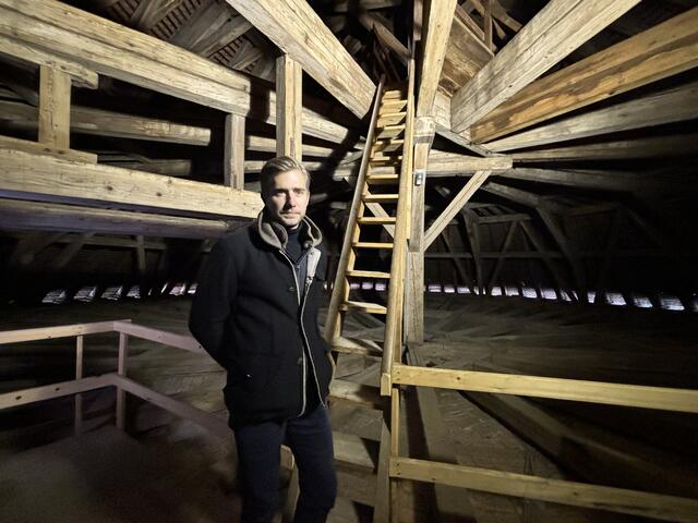 Emanuel Präauer gab einen Einblick in die Konstruktion auf dem Dachstuhl des Kaiserturms der Kufsteiner Festung.  | Foto: Barbara Fluckinger