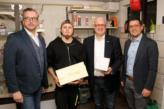 Dominik Kassar (2. v. l.) mit Bgm. Helmut Linhart und Obmann Peter Sükar und Regionalstellenleiter Lukas Kalcher von der WKO Voitsberg | Foto: Cescutti