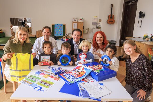 Vlnr. Vizebürgermeister:in Mag.a Elli Mayr, Mag. Martin Pfanner (KFV), Landesrat René Zumtobel, Landesrätin MMag.a Dr.in Cornelia Hagele und Sarah Hofmann (Kindergartenpädagogin) | Foto: KFV/APA-Fotoservice/Hetfleisch