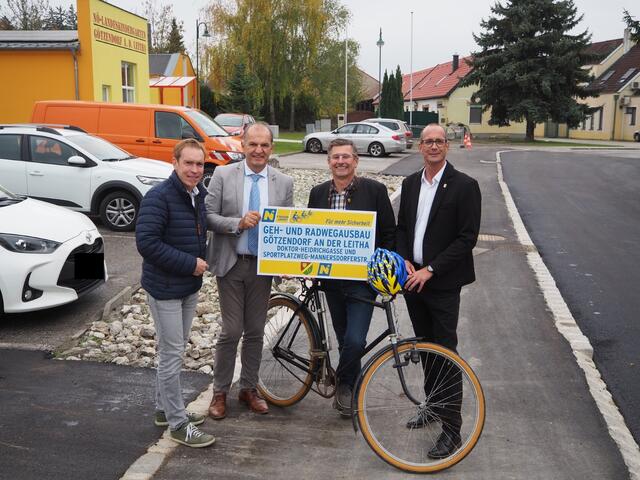 Christof Dauda (NÖ Straßendienst), LAbg. Otto Auer Kurt Wimmer (Bgm. Götzendorf), Markus Keprt  | Foto: NÖ Straßendienst