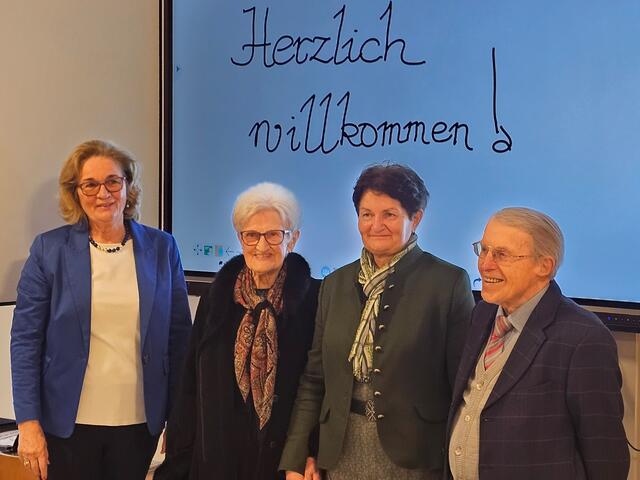 Herzlich willkommen nach 50 Jahren in der Volksschule Eibiswald, hier die ehemaligen Lehrkräfte. | Foto: privat