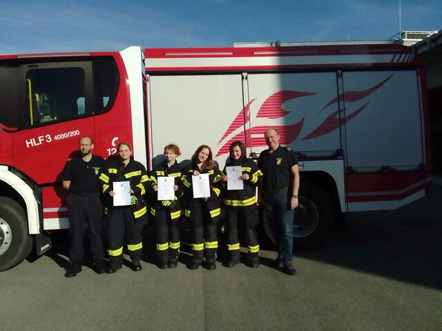 Vier Mitglieder der FF Pressbaum bestanden die Truppmannprüfung in Ollersbach. | Foto: FF Pressbaum
