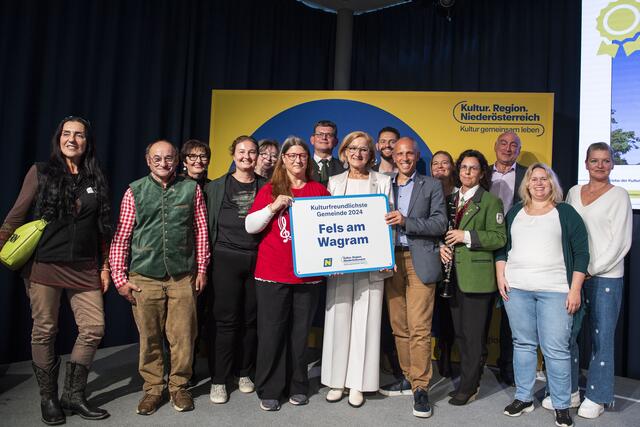 Biggy Waite, Robert Röck, Elisabeth Oberdorfer GGR Sabine Treml, Christine Lukaschek, Barbara Artlieb, Vizebgm. Ludwig Güntschl, Landeshauptfrau Johanna Mikl-Leitner, Amtsleiter Christian Braun, Bgm. Hannes Zimmermann, Judith Steiner, Sabine Kainz, Alexander Wieser, Bianca Hagn, Claudia Diglas. | Foto: Daniela Matejschek