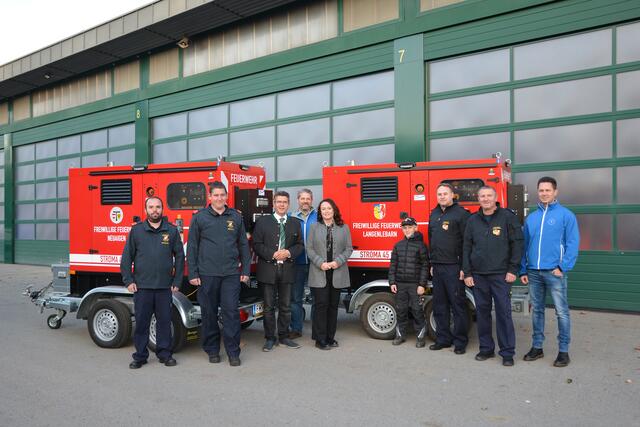 Bei den neuen Notstromaggregaten: Kommandant-Stv. Lukas Rothbauer und Kommandant Franz Berthold (FF Neuaigen), Bürgermeister Peter Eisenschenk, Bauhof-Leiter Ing. Florian Pauser, Susanne Stöhr-Eißert, Stadträtin für Feuerwehren, Frauen und Kindergärten, Alex Eichberger, Kommandant Franz Eichberger und Martin Dabsch (FF Langenlebarn). | Foto: Stadtgemeinde Tulln