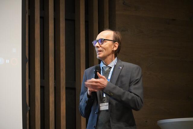 Thomas Burgstaller, Geschäftsstellenleiter AMS Bischofshofen, informierte über die Anwendung von KI. | Foto: Nicole Hettegger