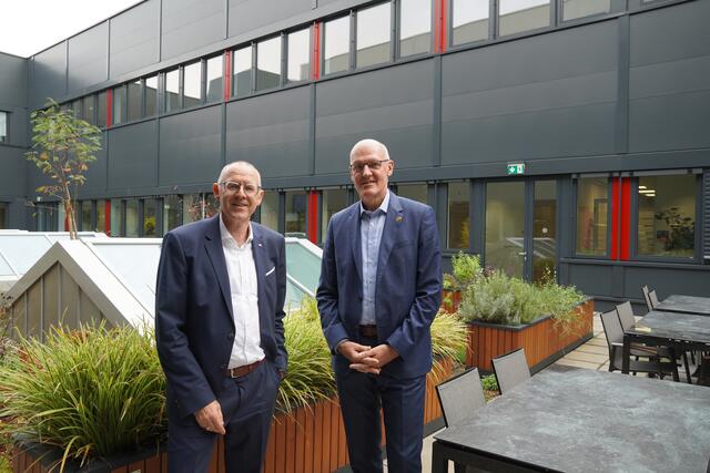 Von links: Andreas Haidinger, Mitglied der dm Geschäftsführung, und Martin Engelmann, Vorsitzender der dm Geschäftsführung. | Foto: Simon Haslauer