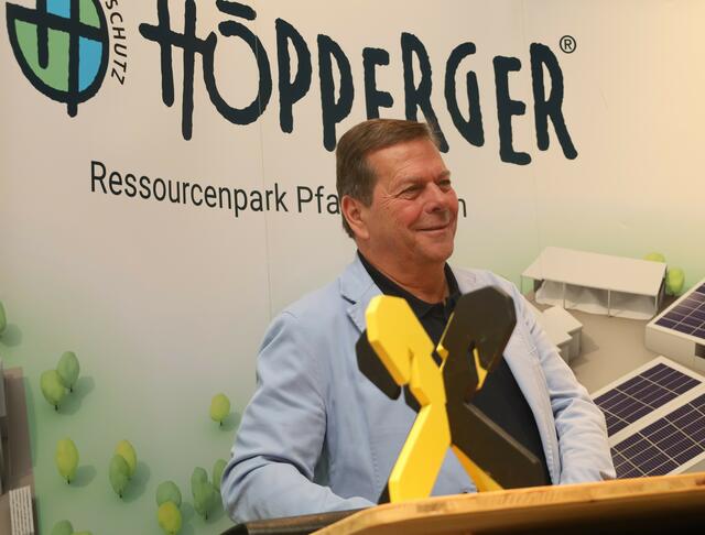 Harald Höpperger informierte die Raiffeisen-Abordnung über die kommenden Herausforderungen der Entsorgungswirtschaft.  | Foto: Höpperger Umweltschutz