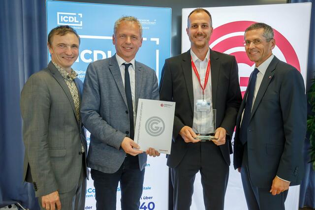 Direktor Mag. Nikolaus Stelzer (Zweiter von links) und Prof. Mag. Marius Reiter (Zweiter von rechts) bei der Preisverleihung 
rechts: OCG Präsident Dipl.-Ing. Wilfried Seyruck und links der Generalsekretär des OCG, Dr. Ronald Bieber  | Foto: Hermann Wakolbinger
