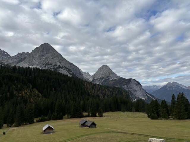 Freier Blick auf grüne Wiesen und die umliegende Bergwelt. | Foto: Reichel