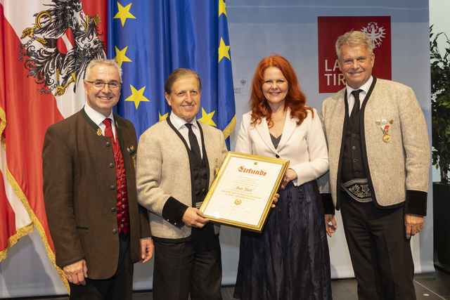 Verdienstzeichen in Gold für Karl Mark von der Bürgermeistermusikkapelle Schwaz.  | Foto: Land Tirol/die Fotografen