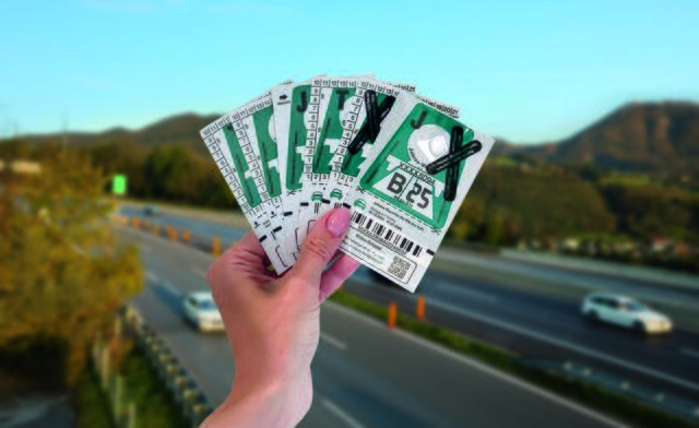 Die neue Klebevignette für das kommende Jahr wird in der Farbe Seegrün erhältlich sein. Die Preise werden 2025 um 7,7 Prozent erhöht, womit die Klebevignette erstmals über 100 Euro kosten wird. | Foto: Asfinag