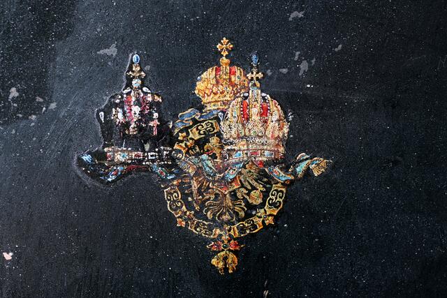  Unter einer Schicht mit dem Emblem der Rudolfskrone tauchte ein älteres Zeichen auf: das kaiserliche Wappen mit Doppeladler und goldenem Vlies. | Foto: KHM-Museumsverband