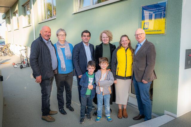 Johann Weber (Mieter Vereinslokal), Brigitte Kolar (Wohnungsmieterin), Bürgermeister Christian Gepp, Landesrätin Christiane Teschl-Hofmeister, Stefanie Deiser, Paul Deiser und Kinder der Betreuungseinrichtung sind begeistert von den schönen Räumlichkeiten des Generationenhauses. | Foto: Stadtgemeinde Korneuburg