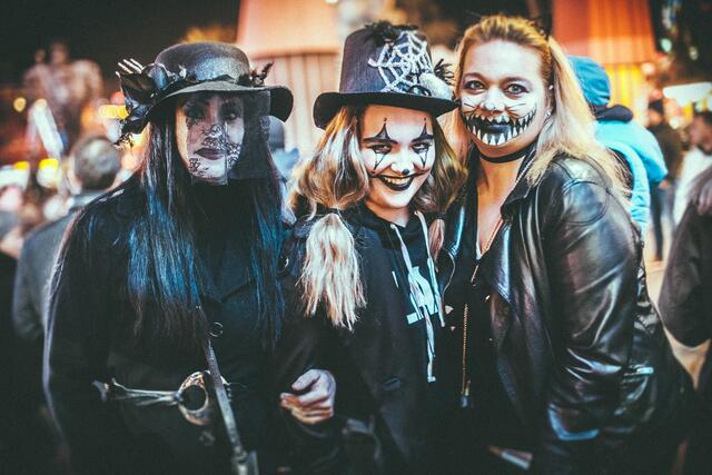 Am 31. Oktober kann man sich in gruselige Outfits werfen. | Foto: Philipp Lipiarski