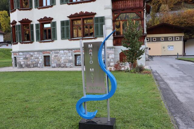 Der Mario Matt Park vor dem Gemeindehaus von Flirsch. | Foto: Seelos