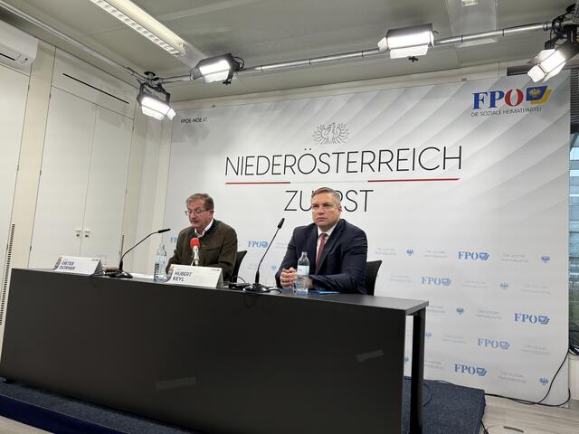 Die FPÖ-Landtagsabgeordneten Dieter Dorner und Hubert Keyl fordern schon jetzt die künftige Bundesregierung auf, Investitionen in Straße und Schiene zu tätigen. | Foto: Sandra Schütz