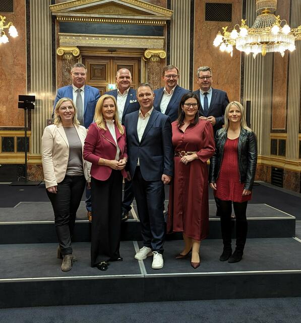Bundesrätin Doris Hahn und SPÖ-Bundesparteivorsitzender Andreas Babler mit den Nationalratsabgeordneten der SPÖ Niederösterreich. | Foto: SPÖ Niederösterreich