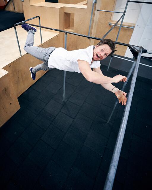 Fliegende Sportler sind in der Ape Academy keine Seltenheit. In sicherer Umgebung kann in dem Trainingszentrum Parkour und Co. praktiziert werden.  | Foto: Michael Harding/ape academy