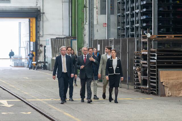 Landeshauptmann Christopher Drexler verlieh am Donnerstag das Landeswappen an zwei steirische Unternehmen.  | Foto: Fotokuchl