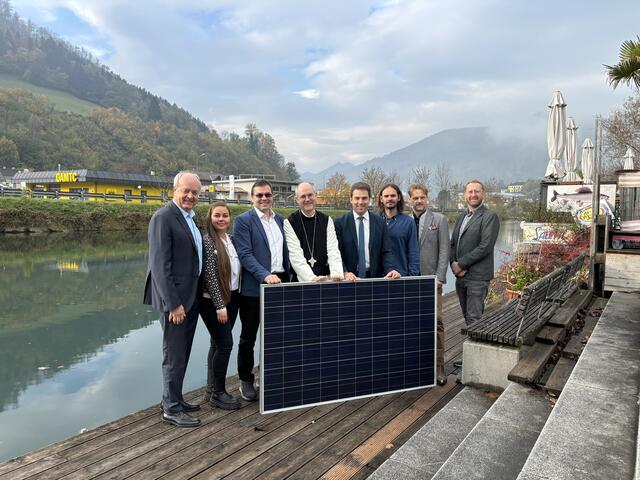 Setzen im Rahmen der Erneuerbaren Energiegenossenschaft Lilienfeld gemeinsam auf Erneuerbare Energieträger wie Sonnen- und Wasserkraft: Anton Hechtl (Raiffeisen), Tina Schalko (im-plan-tat), Wirtschaftsdirektor Michael Renz, Abt Pius Maurer, Bürgermeister Manuel Aichberger, Energiestadtrat Thomas Gravogl, Matthias Zawichowski (im-plan-tat) und Christian Pomper (Raiffeisen Revisionsverband). | Foto: Stadt Lilienfeld