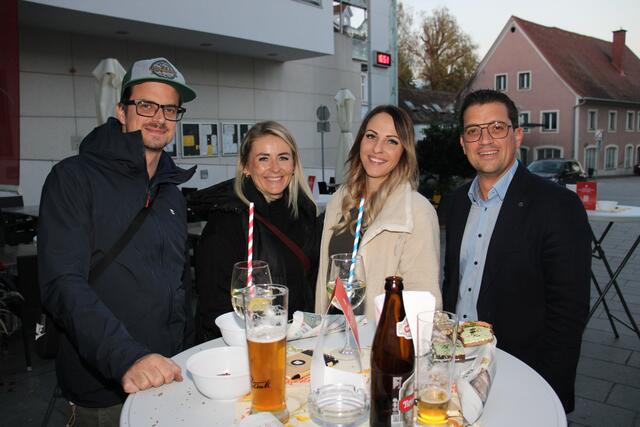 After Work Drink in Köflach, auch die junge Wirtschaft mit Obfrau Kerstin Bauer (3. v. l.) und WKO-Regionalstellenobmann Lukas Kalcher waren vertreten. | Foto: Cescutti