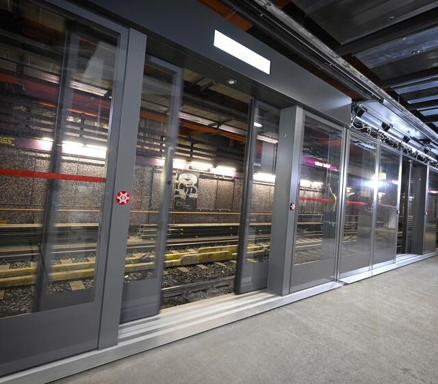 Jede Bahnsteigtür muss vor der Inbetriebnahme 10.000 Test-Öffnungen ordnungsgemäß durchlaufen. | Foto: Johannes Zinner / Wiener Linien