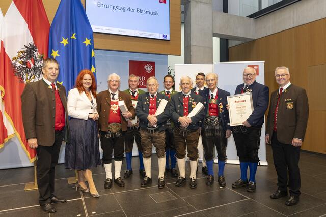 72 verdiente Mitglieder der Tiroler Musikkapellen wurden beim Ehrungstag des Blasmusikverbandes für ihr jahrzehntelanges Engagement geehrt. | Foto: Die Fotografen