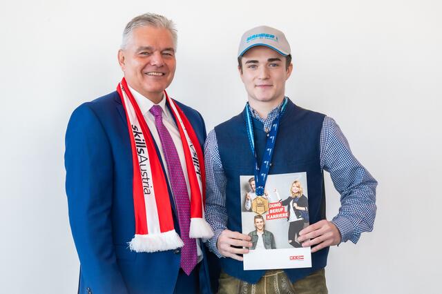 WKOÖ-Vizepräsident Leo Jindrak mit Simon Warschenhofer aus Gallneukirchen. | Foto: Röbl