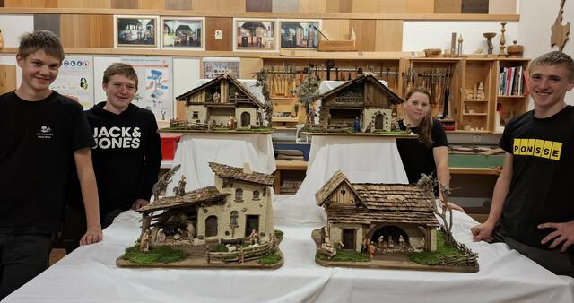 Auch die Schülerinnen und Schüler der land- und forstwirtschaftlichen Fachschule Kirchberg präsentieren ihre selbst gebauten Krippen. | Foto: zVg