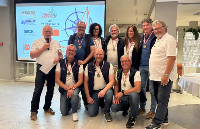 Die Crew der "Double Moon" bei der Siegerehrung. | Foto: YCA