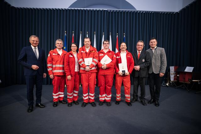 Thomas Stelzer, Herbert Markler, Sieglinde Burgstaller, Stefan Katzinger, Thomas Renner, Wilhelm Märzendorfer, Günter Mayr, Rot Kreuz Bezirksstellenleiter Gerald Kronberger (v. l.).
 | Foto: Land Oberösterreich, MM