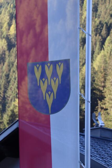 Das Gemeindewappen begrüße die Besucher auch vor dem Gemeindehaus. | Foto: Seelos