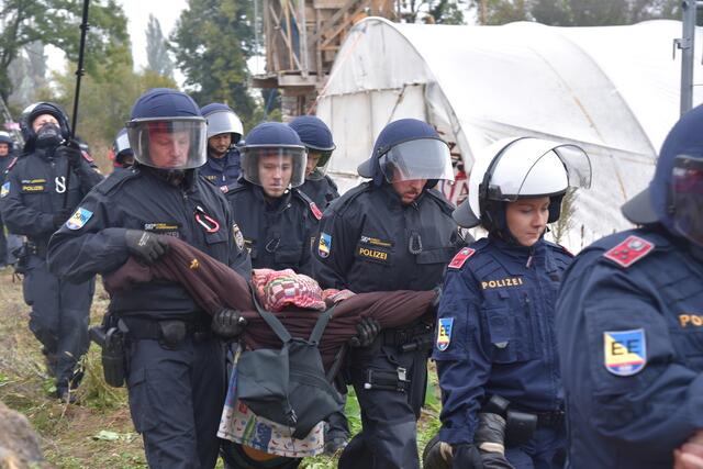 Protestierende setzen sich gegen die Rodungsarbeiten der Ostumfahrung ein. | Foto: Monatsrevue