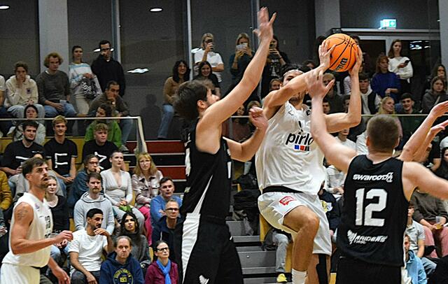 Pirlo Kufstein Towers (weiß) - Swarco Raiders (schwarz); Endstand: 61:65  | Foto: Schwaighofer