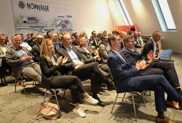 Applaus für die Ausführungen von Harald Höpperger gab´s vom Raiffeisen Firmenkundenbetreuer-Team. | Foto: Höpperger Umweltschutz