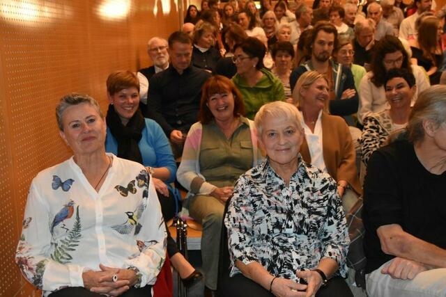 vorne: Autorin Claudia Lang-Forcher und Marlies Wucher (Regieassistenz)