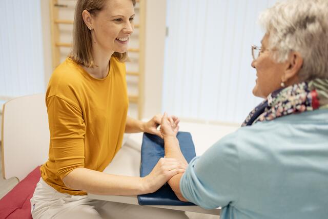 Überlastungssymptome an den Händen nehmen zu, sagt Ergotherapeutin Sarah Friedl.  | Foto:  Manuel Froihofer